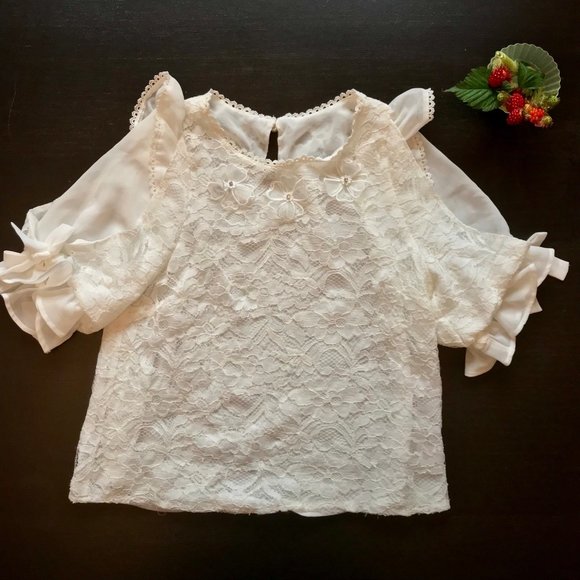Hurry! Store Close Next Week!! 💕LIZLISA FLORAL WHITE LACE TOP💕 - Picture 3 of 3